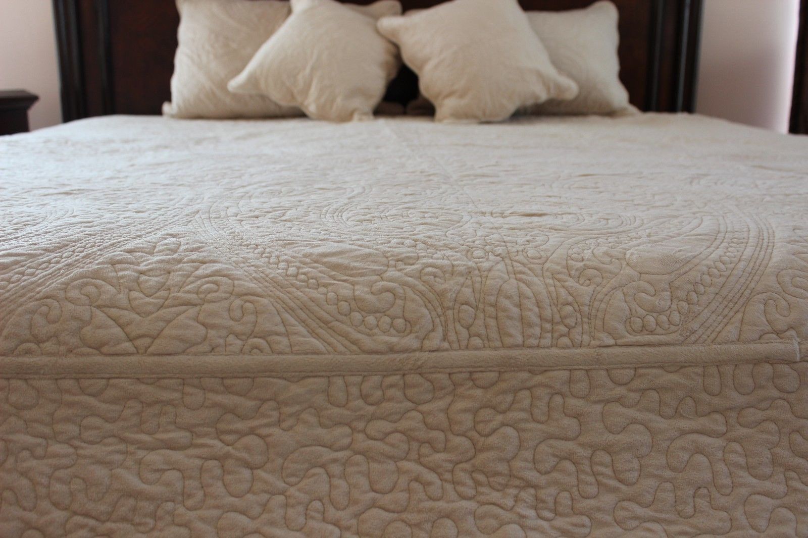 Tache Super Soft Tan Scalloped Magic Carpet Quilted Fleece Bedspread Set (DXJ109042-1)